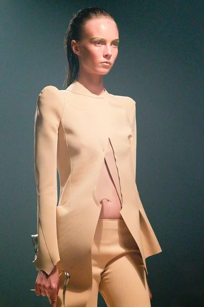 Look 10